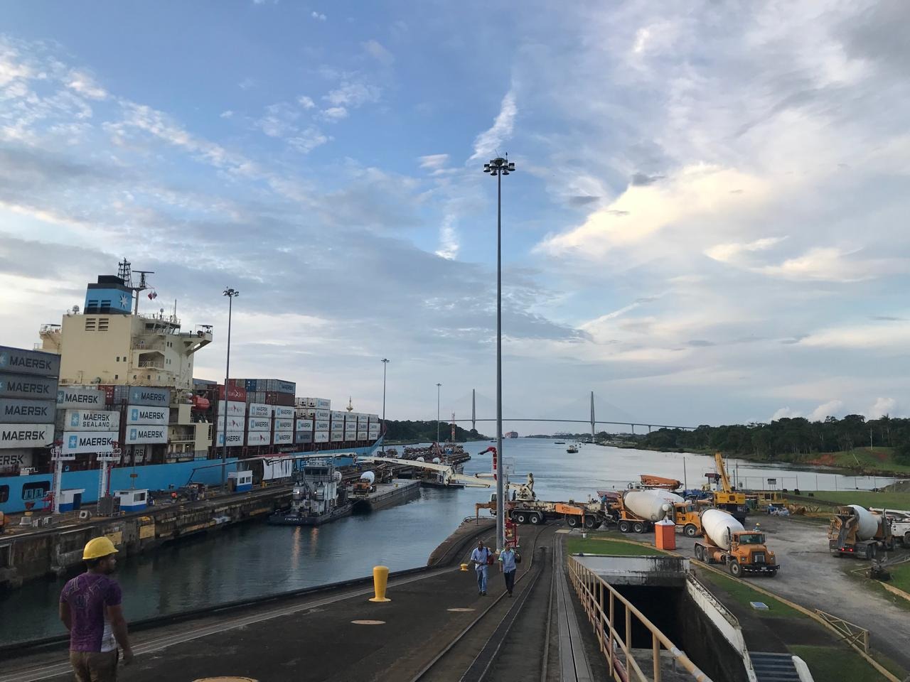 Camiones mezcladores y grúa trabajando junto a las esclusas del Canal de Panamá