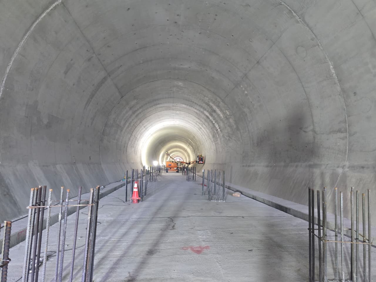 Losa de invert y esperas de acero a lo largo del túnel
